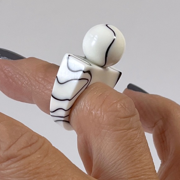 Vintage Lucite Ring Chunky Ball White Black Marble Swirl Statement Unisex - Picture 2 of 9